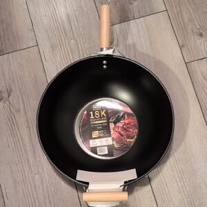 Black Non-Stick Wok with Wooden Handle